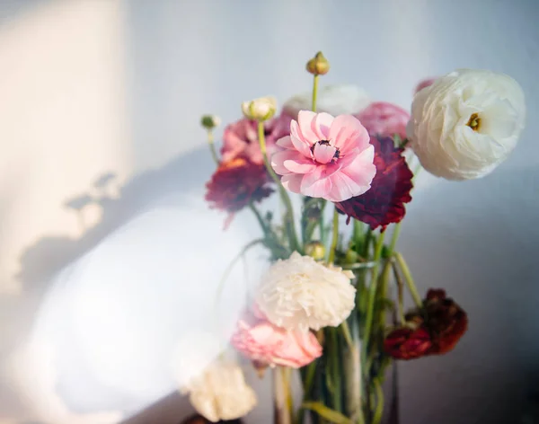 Schöner Hahnenfuß Strauß Blume in Vase — Stockfoto