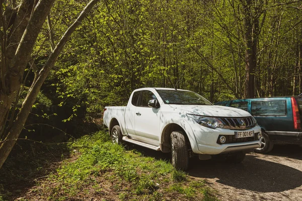 Recogida MItsubishi blanca aparcada en el bosque — Foto de Stock