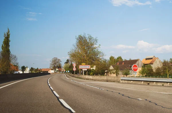 Entrada al pueblo alsaciano de Kogenheim — Foto de Stock