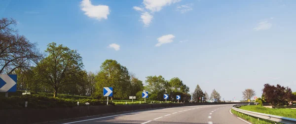 Blauwe pijlen op de Franse auto route Highway — Stockfoto