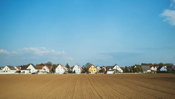 Типичная французская деревня Бенфельд дома вид на поле — стоковое фото