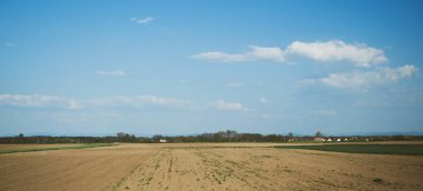 Beyaz ve yeşil karavan hızlı köy yolunda gidiyor.