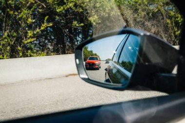 Yeni kırmızı Hyundai Tucson Suv araç arka görünümünde yansıması