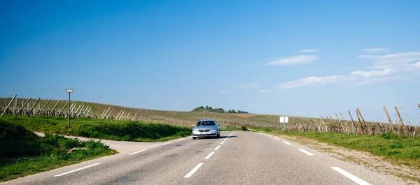 BMW de lujo que conduce rápido en la carretera francesa del pueblo — Foto de Stock