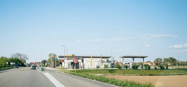 Araba yakıt ikmaltankları ile Fransız Total Access benzin istasyonu — Stok fotoğraf