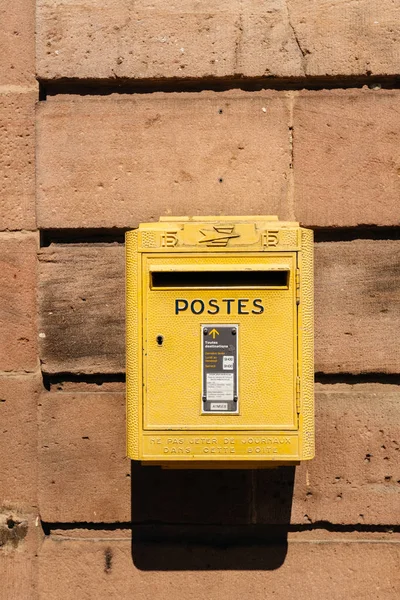 Старый старинный французский почтовый ящик La Poste, окрашенный в желтый цвет — стоковое фото