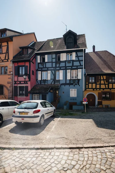 Auto bianca Peugeot parcheggiata di fronte alla casa alsaziana blu — Foto Stock