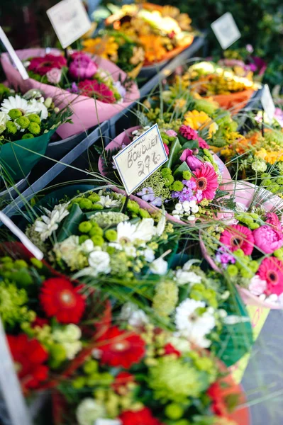다양한 향기로운 꽃을 판매하는 플로리스트 숍 — 스톡 사진