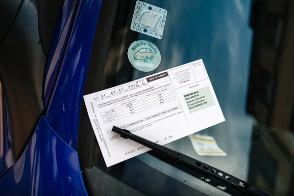 Police fine on car windshield illegal parking — Stock Photo, Image