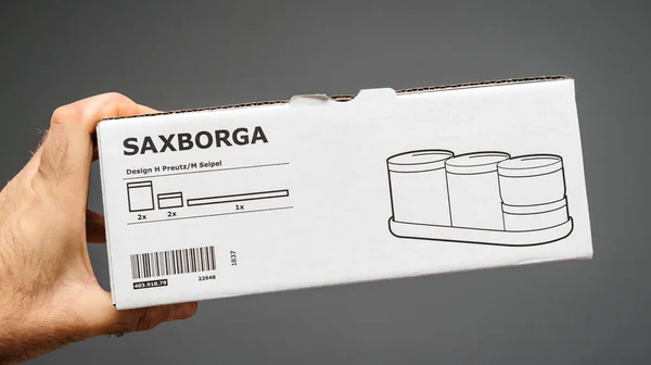 Erkek elinde cam kavanoz Saxborga ikea seti — Stok fotoğraf