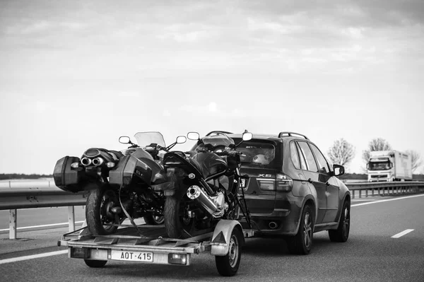 Bmw suv X5 römork ile Fransız karayolu üzerinde hızlı sürüş 