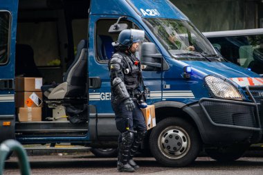 Arazi fırlatma el bombası malzemeleri ile Fransız Polis memurları 