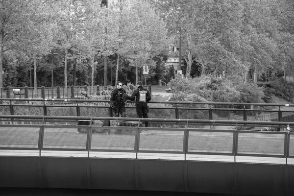 Два офицера полиции в военных костюмах охраняют мост — стоковое фото