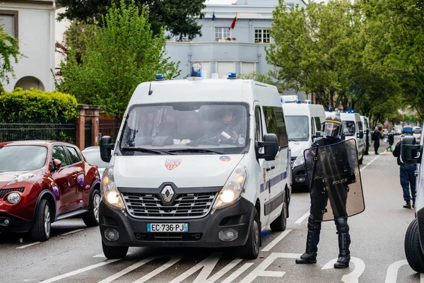 Oficiales de policía y furgonetas Renault asegurando calle Rue Schweighaeuser — Foto de Stock