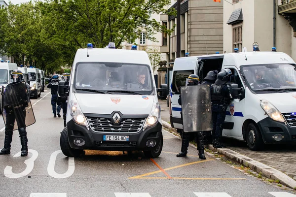 Oficiales de policía y furgonetas Renault asegurando calle Rue Schweighaeuser — Foto de Stock