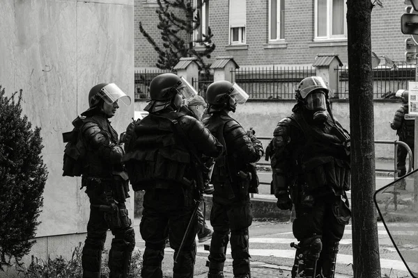 Escuadrón de oficiales de la policía de Gerdarms asegurando la calle en Estrasburgo — Foto de Stock