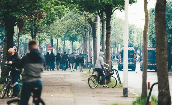 Periodistas cerca de gendarmería policial asegurando Allee de la Robertsau —  Fotos de Stock