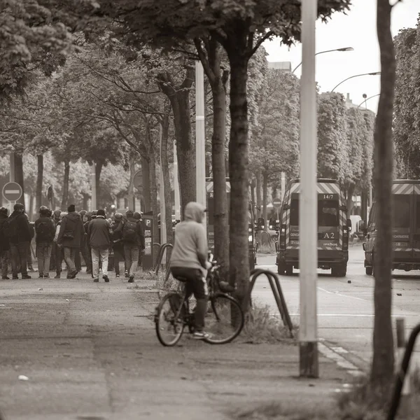 Allee de la Robertsau caddesini koruyan polis memurlarına bakan insanlar. — Stok fotoğraf