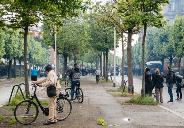 Gente mirando a los oficiales de policía asegurando la calle Allee de la Robertsau —  Fotos de Stock