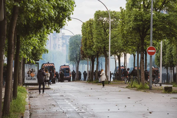 La policía asegura el gas lacrimógeno cerca de las instituciones europeas durante los chalecos amarillos PRotest — Foto de Stock