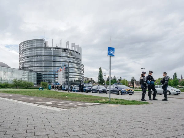 Oficiales de policía asegurando la sede del Parlamento Europeo de Gilets Jaunes — Foto de Stock