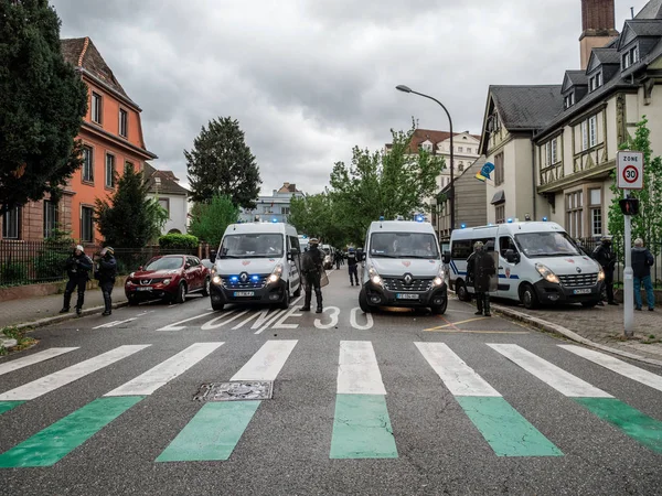 Furgonetas de la policía asegurando Rue Schweighaeuser Estrasburgo — Foto de Stock