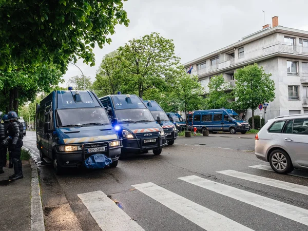 Furgonetas policiales que aseguran las instituciones europeas Estrasburgo — Foto de Stock