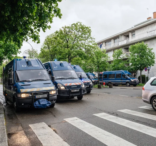 Polizeiwagen sichern europäische Institutionen in Straßburg — Stockfoto