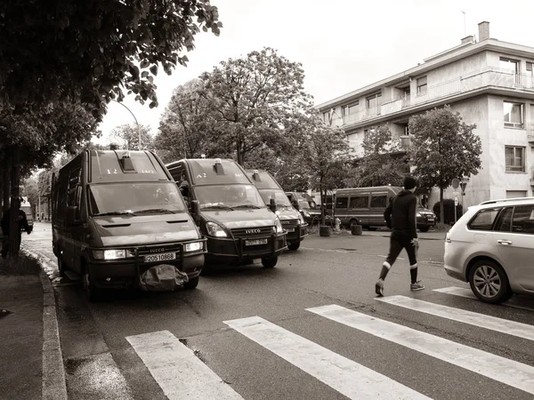 Carrinhas de polícia a proteger as instituições europeias Estrasburgo — Fotografia de Stock