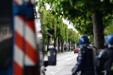 El bombası malzemeleri ile Fransız Polis memurları 