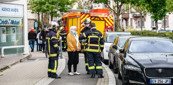 Firefighters talking with woman after proltest — Stock Photo, Image