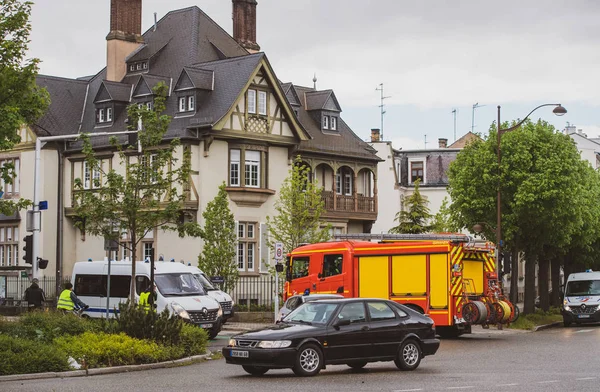 Police officers and firefighter closing Rue Schweighaeuser — Stock Photo, Image