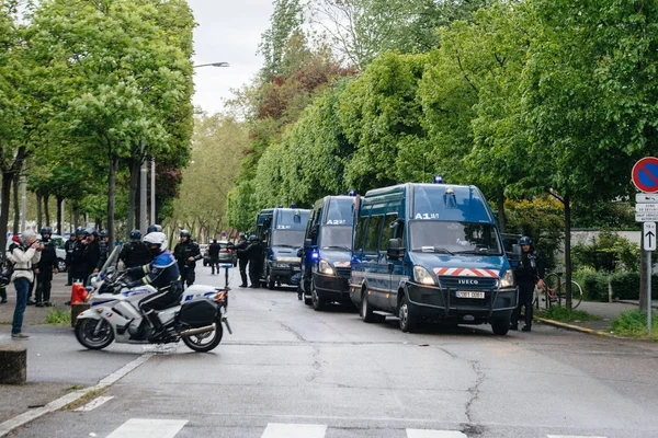 Escuadrón de oficiales de gendarmes de la policía asegurando la entrada —  Fotos de Stock