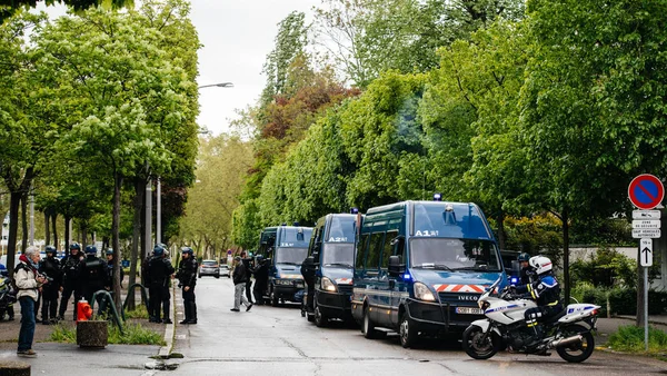 Eskader av polisens gendarmer officerare säkra entré — Stockfoto