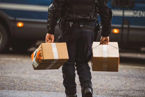 Policial francês transportando granadas de lançamento de mão suprimentos — Fotografia de Stock