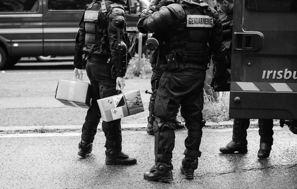 Agentes de policía franceses con suministros de granadas de lanzamiento de tierra — Foto de Stock
