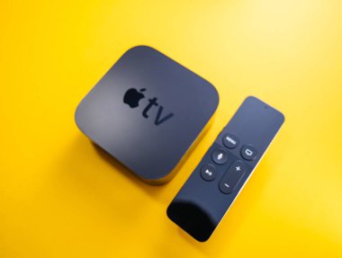 Uzaktan kumandalı Apple TV 4k sarı arka planı yalıtır