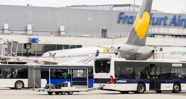 Thomas Cook Avión en Frankfurt Aeropuerto con pasajeros — Foto de Stock