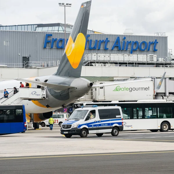 Thomas Cook Avión en Frankfurt Aeropuerto con pasajeros — Foto de Stock