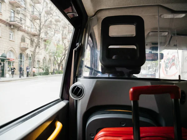 Vista sfocata da hackney carrozza taxi taxi a Baku — Foto Stock