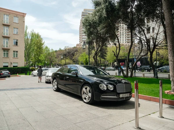 Coche negro Bentley de lujo estacionado frente al hotel Hyatt — Foto de Stock