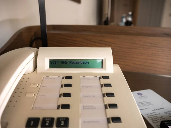 Telefone com fio de luxo no quarto de hotel de cinco estrelas — Fotografia de Stock