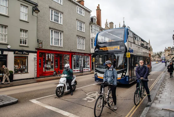 Dojíždění muži a ženy na mopedu město Oxford UK — Stock fotografie