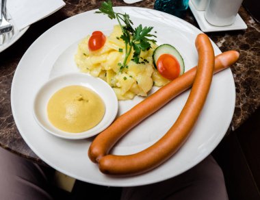  iki geleneksel Alman uzun sosis ve patates salatası 