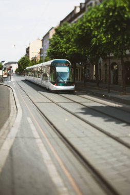 Tilt-shift Strasbourg Fransa tramvay varış kalkış istasyonu