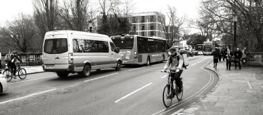 Deliveroo App ile Öğrenci yarı zamanlı iş adam teslimat gıda