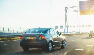 Gri Volvo V40 araba Hollanda'da hızlı sürüş