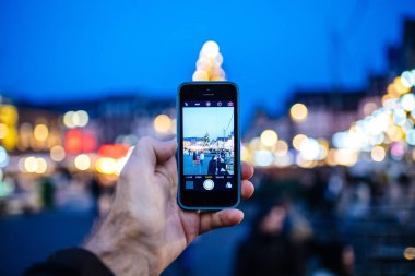 Adam el Pov iphone fotoğraf çekerek tutarak