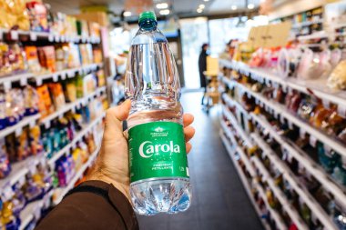 modern süpermarkette Carola maden suyu tutarak
