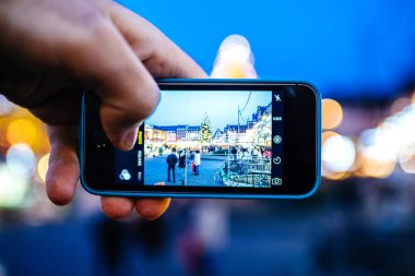 Adam el Pov merkezi fotoğraf çekerek tutarak